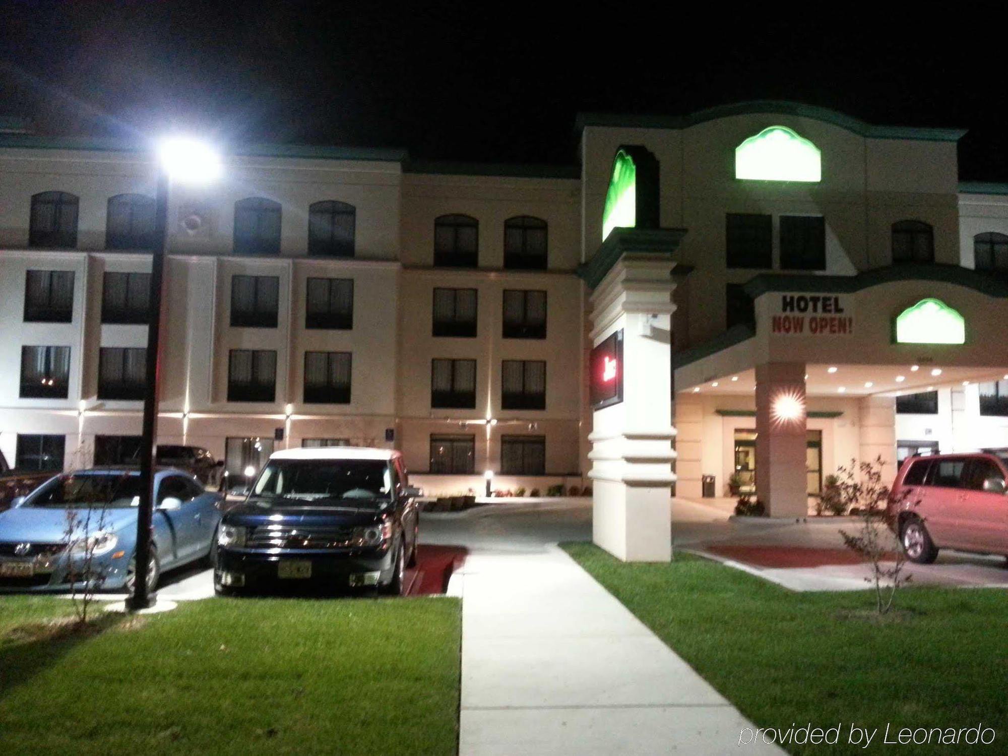 La Quinta Inn & Suites By Wyndham Tulsa Midtown Exterior photo